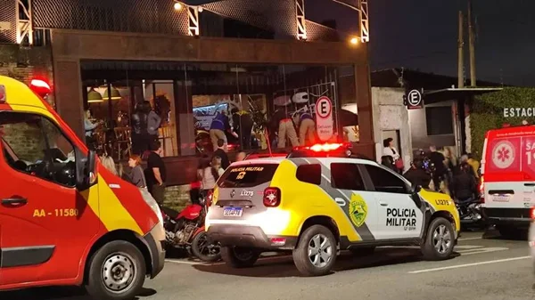 imagem colorida de viaturas dos bombeiros da PM em frente a casa noturna - Metrópoles