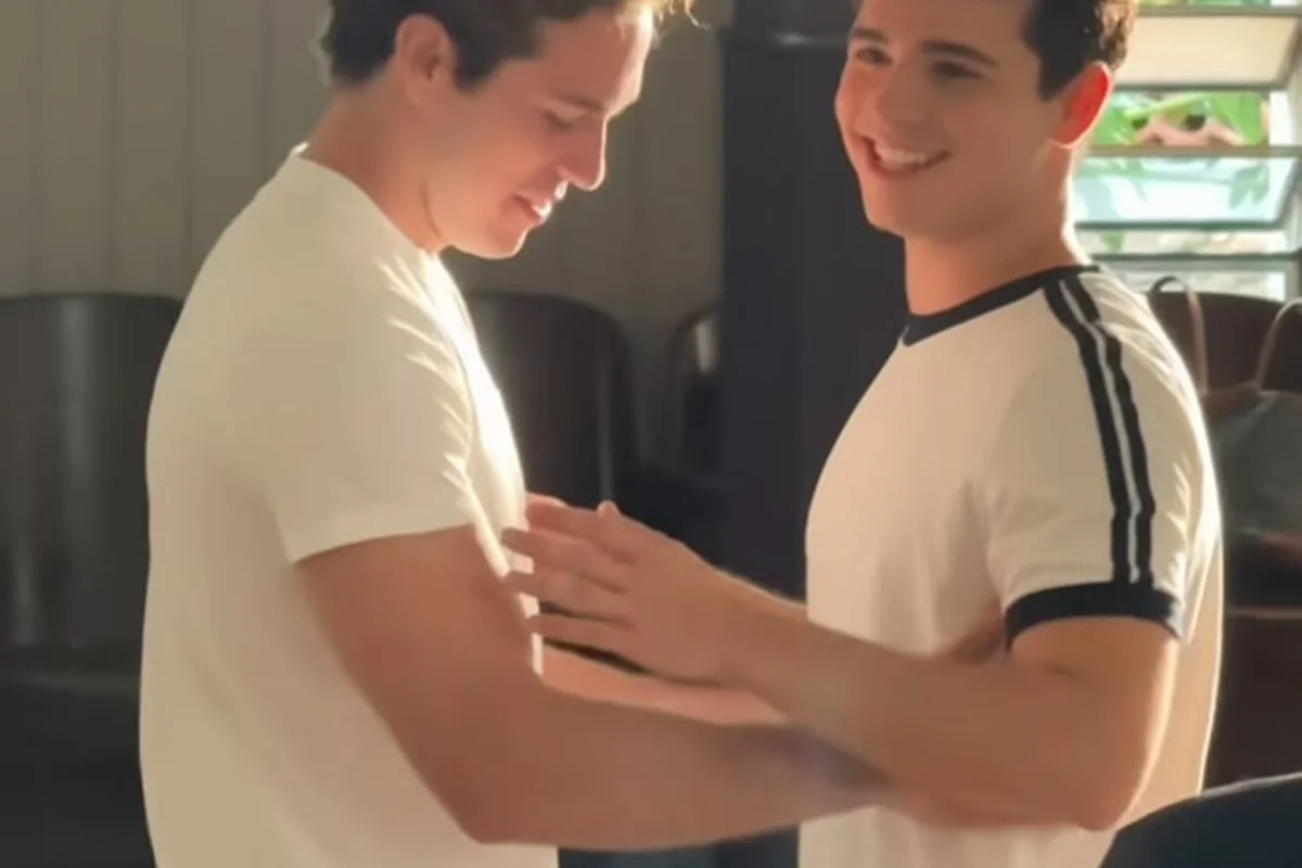 Bastidores da cena de beijo entre Mau Mau (João Victor Gonçalves) e Felipe (Pietro Antonelli) em Quem Ama Cuida Bastidores da cena de beijo entre Mau Mau (João Victor Gonçalves) e Felipe (Pietro Antonelli) em Quem Ama Cuida