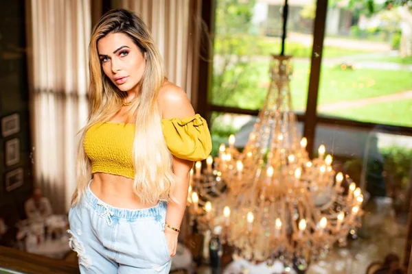 Em passagem por Brasília, cantora Mila almoça no Piantella