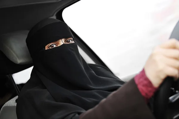 Mulheres sauditas poderão dirigir motos e caminhões a partir de 2018