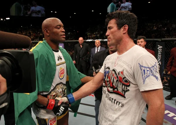 Chael Sonnen cumprimenta Anderson Silva após luta no UFC 148