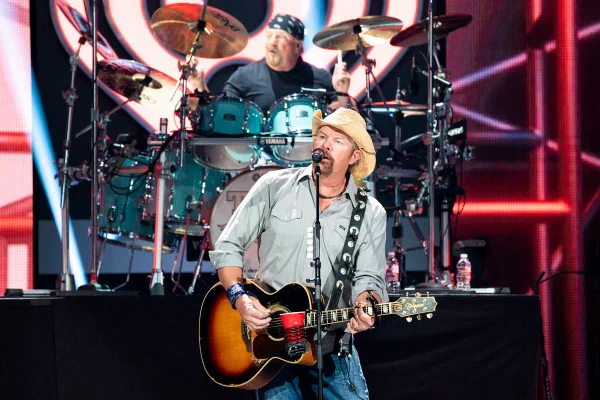 Cantor de música country Toby Keith usando chapéu e blusa jeans - Metrópoles