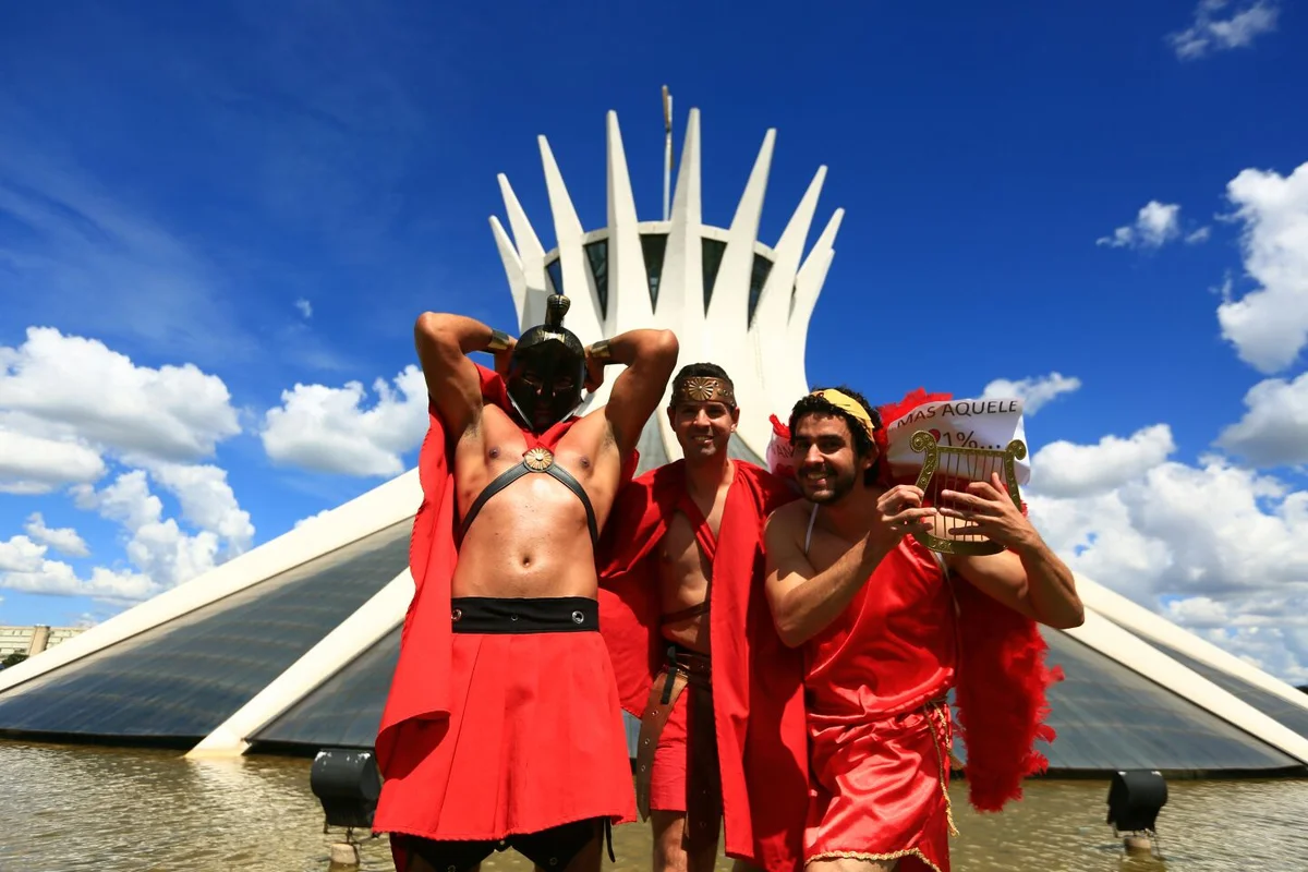 Foliões tomam as ruas de Brasília no segundo dia de carnaval - imagem 2 Foliões tomam as ruas de Brasília no segundo dia de carnaval - imagem 2