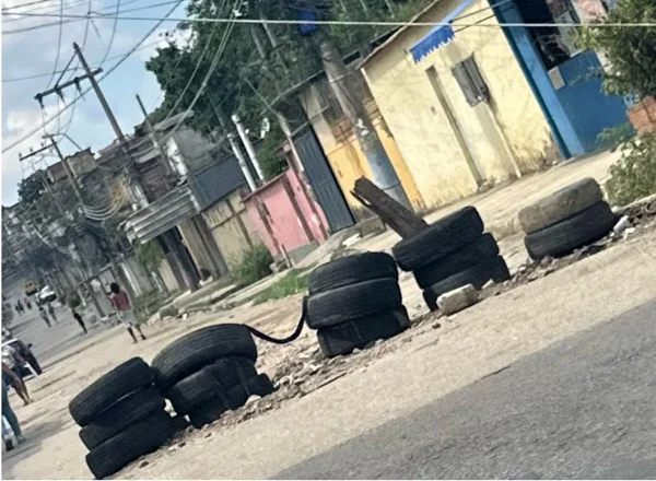 Barricada montada pelo tráfico