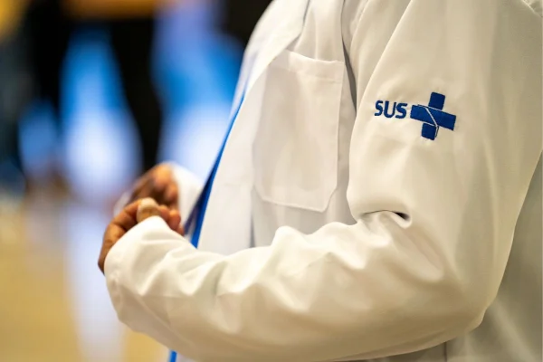 Imagem colorida mostra médico do programa Mais Médicos, do SUS. Metrópoles