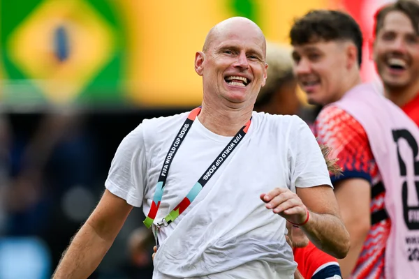 Ancelotti envia camisa a Solbakken, técnico da Noruega, após derrota - destaque galeria Ancelotti envia camisa a Solbakken, técnico da Noruega, após derrota - destaque galeria