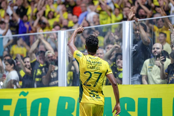 Imagem de Gabriel, jogador do Mirassol, comemorando gol - metrópoles