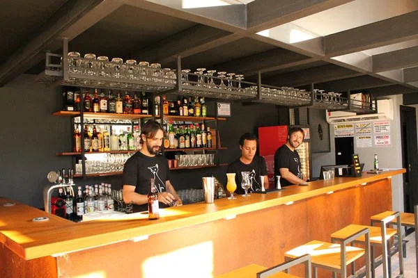 Gato Preto Bar abre as portas na W3 Norte com foco no happy hour