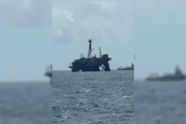 Plataforma de petróleo da Petrobras inclina na Bacia de Campos