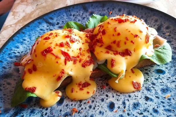 Ovos bennedict: receita para um café na cama muito especial