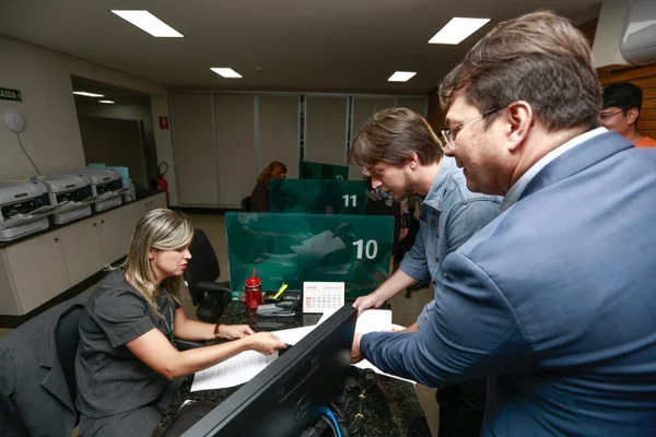 Alexandre Guerra, candidato ao GDF, protocola compromissos em cartório