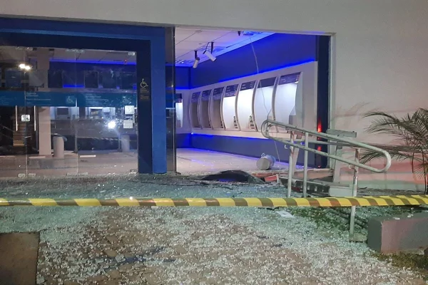 Agência da Caixa explodida em Curitiba