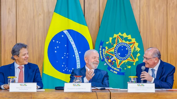 Presidente da República, Luiz Inácio Lula da Silva, durante reunião para anúncios de novos projetos da ApexBrasil, no Palácio do Planalto. Na foto (da esquerda para a direita): Ministro da Fazenda, Fernando Haddad; Presidente da República, Luiz Inácio Lula da Silva e o Vice-Presidente do Brasil e Ministro do Desenvolvimento, Indústria, Comércio e Serviços, Geraldo Alckmin