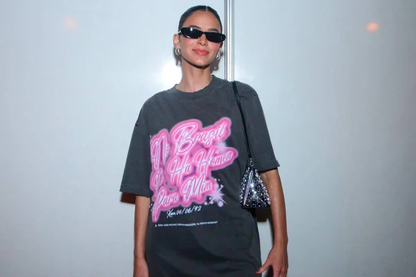 Mulher magra com blusa preta em show - Metrópoles