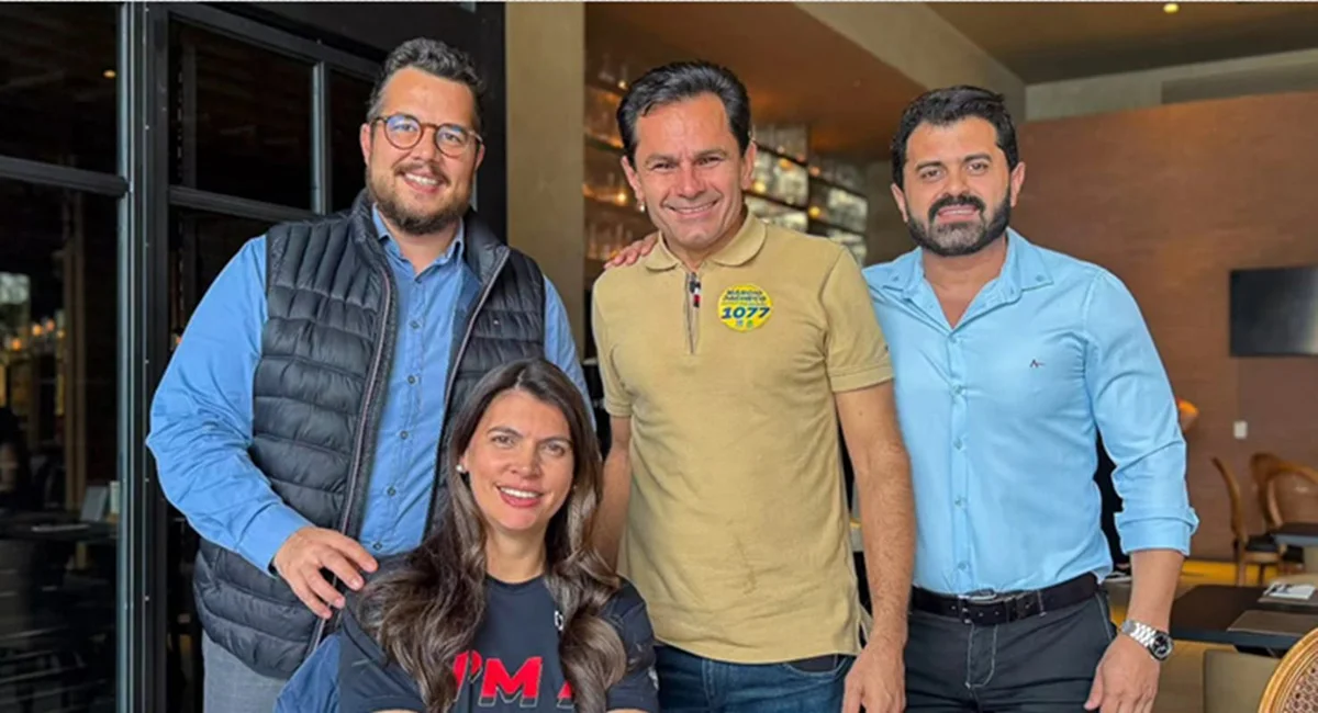 Bernardo Küster (a esquerda) e o candidato a deputado federal Márcio Pacheco (ao centro) Bernardo Küster (a esquerda) e o candidato a deputado federal Márcio Pacheco (ao centro)