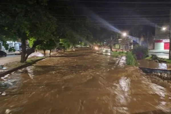 Imagem colorida mostra enxurrada em cidade da Bahia causada pelas chuvas - Metrópoles