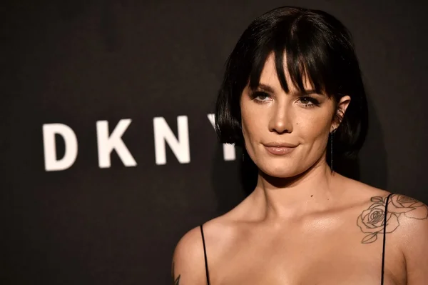 Halsey revela medo da cultura do cancelamento: “Pode perder tudo”
