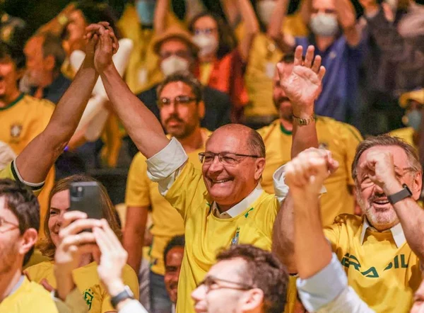 imagem colorida de Geraldo Alckmin comemorando gol do Brasil com camisa da Seleção Brasileira amarela - Metrópoles