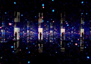 Um visitante observa "Gleaming Lights of the Soul" (Luzes Cintilantes da Alma), uma instalação de técnica mista da veterana artista japonesa Yayoi Kusama, em exibição na Pilkington's — um dos locais da Bienal de Liverpool de 2008