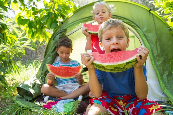 Criança comendo fruta