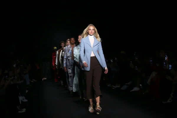 Carol Trentini com fileira de modelos na passarela da Misci no SPFW N53