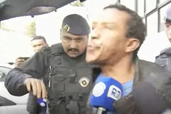 Imagem colorida mostra Galo Doido cuspindo em repórter - Metrópoles