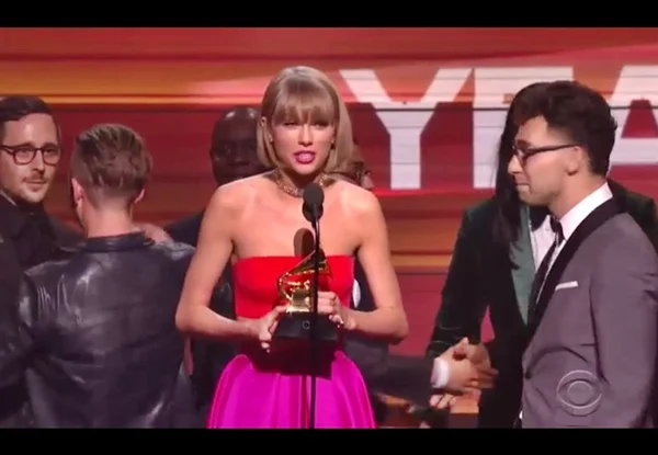 Em noite marcada por shows, Grammy premia Taylor Swift e Kendrick Lamar