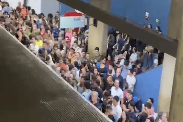 Estação Central do metrô fica lotada após falha em porta de trem