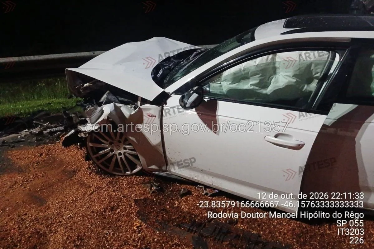 Acidente com carro de luxo deixa 2 mortos na Rio-Santos, em Bertioga - imagem 1 Acidente com carro de luxo deixa 2 mortos na Rio-Santos, em Bertioga - imagem 1
