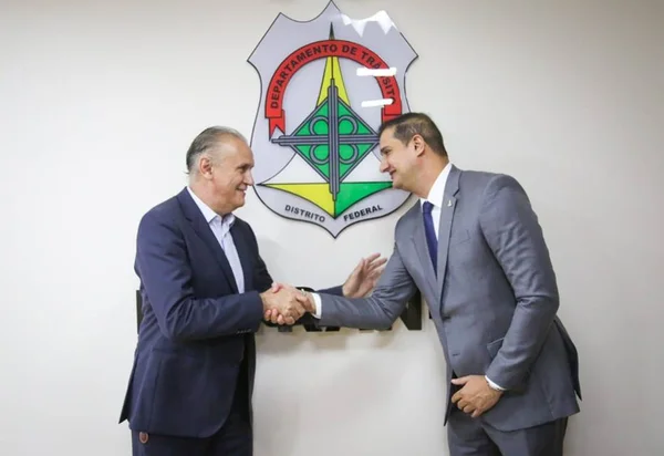 Zélio Maia passa comando do Detran-DF para Thiago Gomes Nascimento