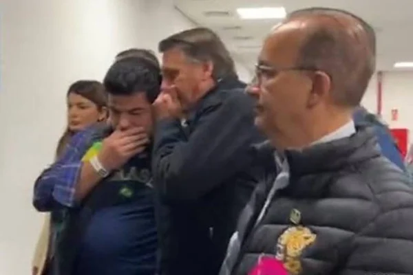 Empresário investigado conversou reservadamente com Bolsonaro. Em vídeo, Dalçoquio aparece cochichando com o presidente ao lado do hoje governador eleito de Santa Catarina, Jorginho Mello - Metrópoles