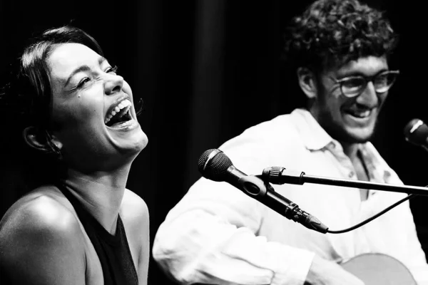 Sophie Charlotte solta a voz em show ao lado de Tom Veloso