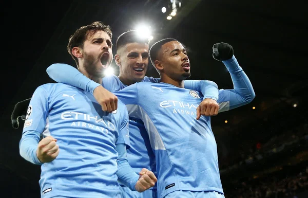 City domina, leva susto, mas vence o PSG de virada em Manchester