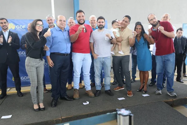 Ibaneis entrega mais 640 imóveis no Itapoã Parque