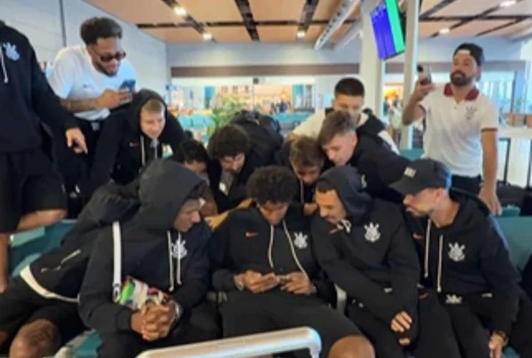 Imagem colorida de Hugo Souza no aeroporto - Metrópoles
