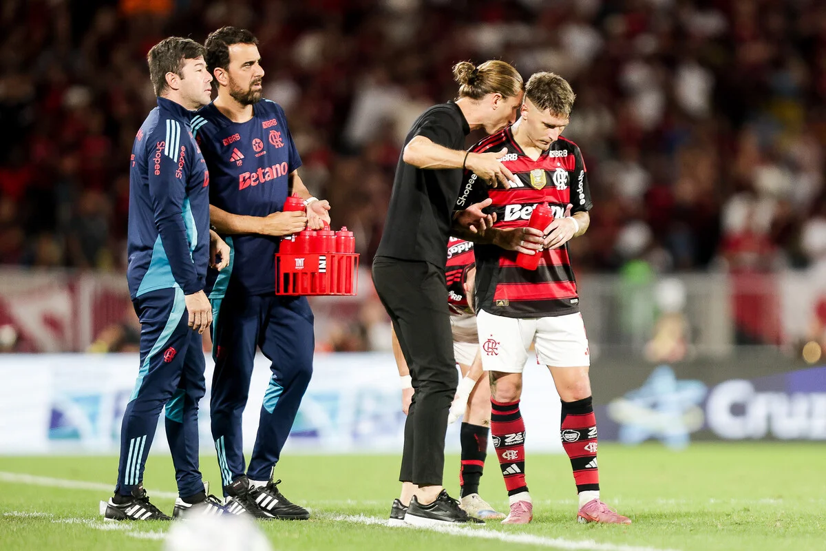 Filipe Luís conversando com Varela durante a partida entre Flamengo x Cruzeiro