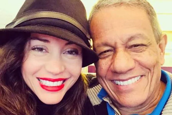 Maria Melilo aparece em clima de romance com namorado de 75 anos