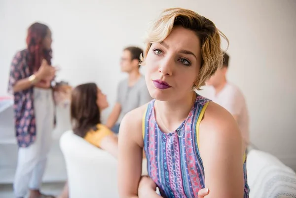 Foto colorida de um mulher brava - Metrópoles
