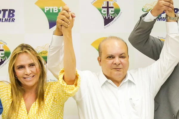 Fotografia colorida de mulher e homem de mãos dadas para cima