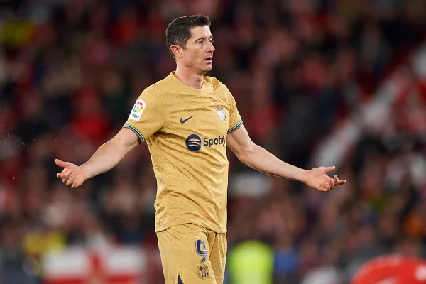 Barcelona perde para o Almería e vê distância para o Real diminuir