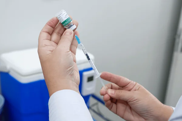 DF retoma vacinação contra Covid-19 para adultos após chegada de doses