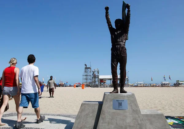 Ayrton Senna ganha estátua no calçadão de Copacabana