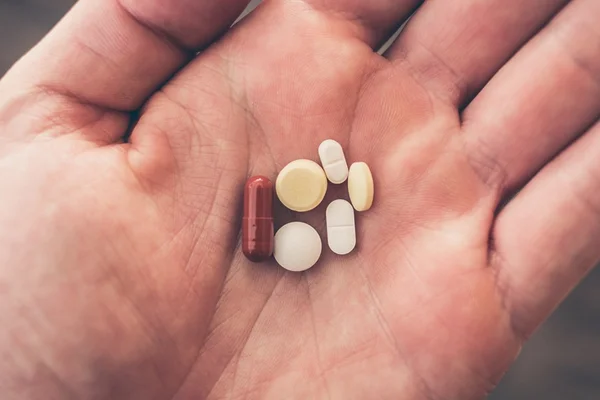 Sabia que o câncer pode ser tratado com pílulas? Veja em quais casos