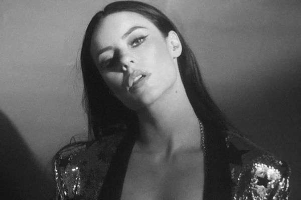 Paolla Oliveira encarna toda sensualidade de Vivi Guedes em ensaio