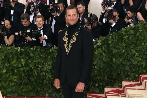 Tom Brady é clicado sem camisa e é criticado na web por “barriguinha”