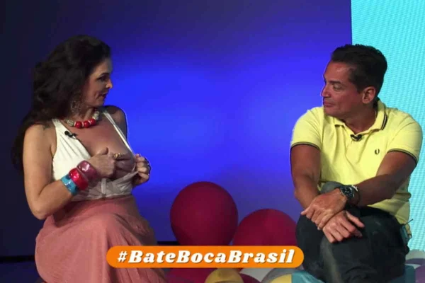 Luiza Ambiel se empolga e mostra os seios durante o Bate Boca Brasil
