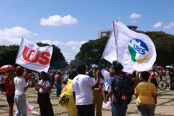 Em manifestação na Praça do Buriti, professores pedem diálogo com o GDF - destaque galeria Em manifestação na Praça do Buriti, professores pedem diálogo com o GDF - destaque galeria