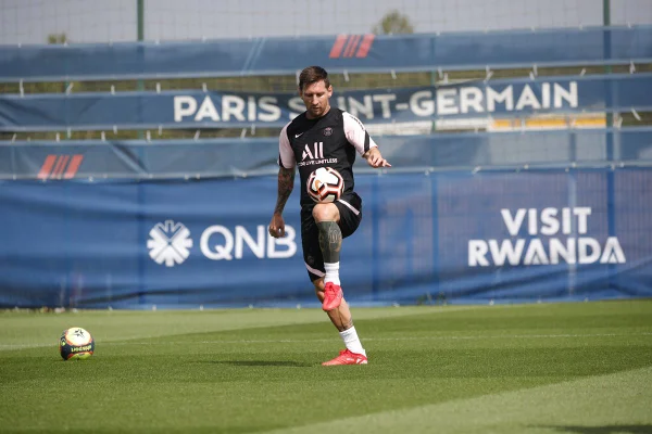 Técnico deixa Messi e Neymar fora de partida do PSG neste sábado
