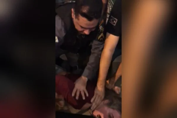 Mulher é presa após jogar cerveja no rosto de policial em Cuiabá
