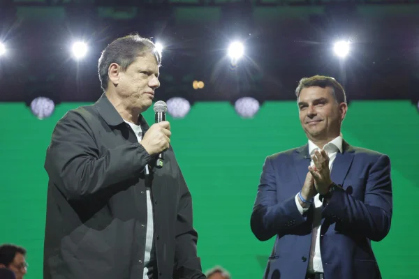 Tarcísio de Freitas e Flávio Bolsonaro - Metrópoles